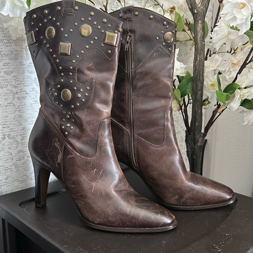 Leather boots size 8